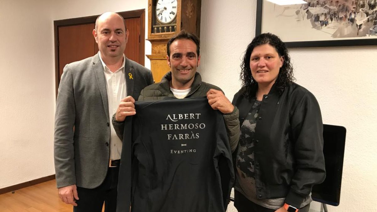 El jinete fue recibido el viernes por el alcalde y una concejala.