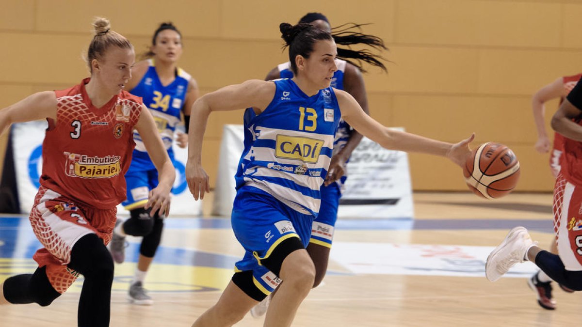 Andrea Vilaró conduce el balón frente a Ellen Astrom.