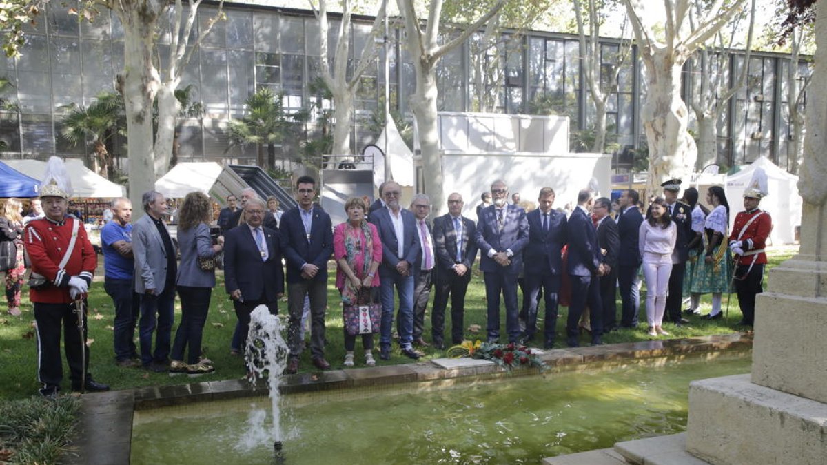 La corporación municipal depositó un ramo de flores ante la estatua del alcalde Fuster.