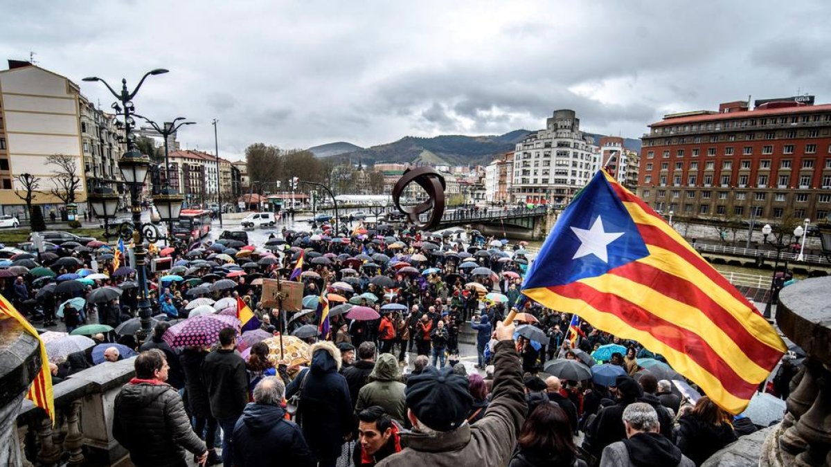 Movilizaciones en el País Vasco - El coordinador general de EH Bildu, Arnaldo Otegi, pidio ayer dar una respuesta “firme” y “unitaria” desde el País Vasco a la “ofensiva del Estado” contra quienes “cercenan las libertades nacional ...