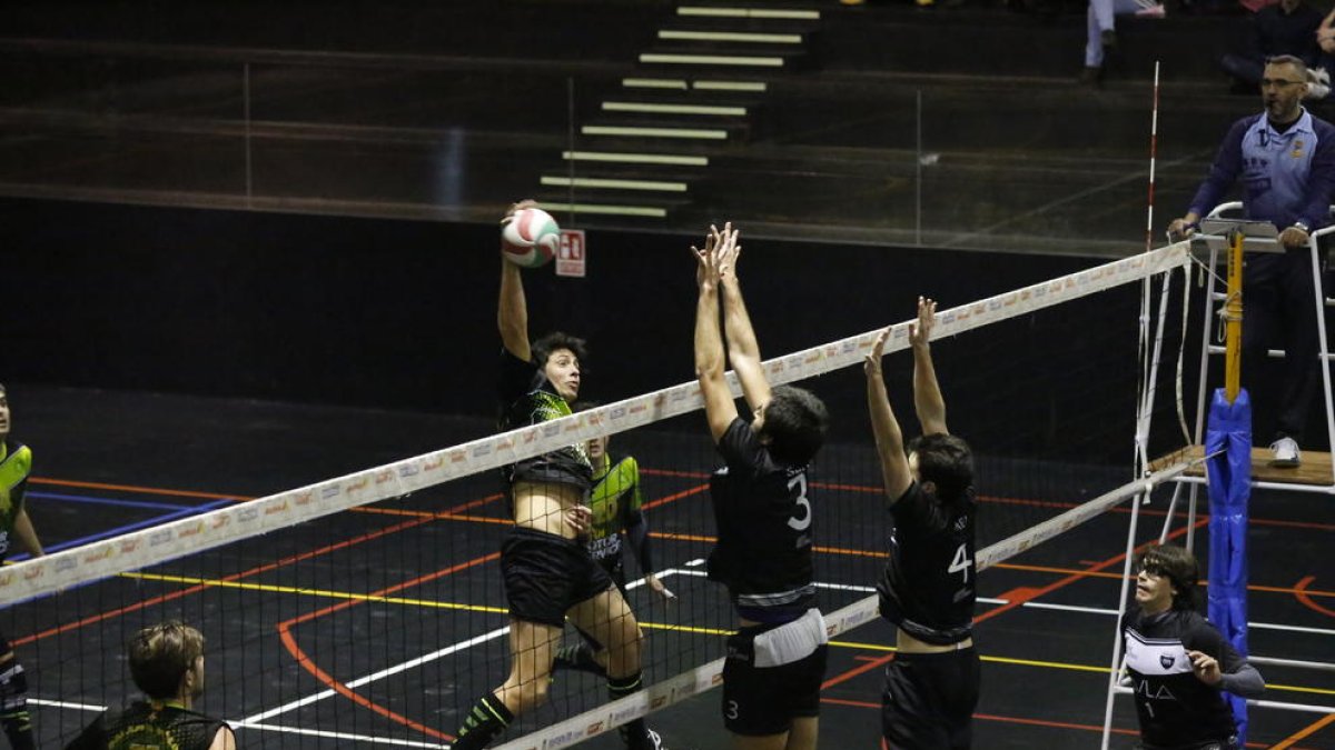 Una jugada del partido que enfrentó al Balàfia y el Aula.