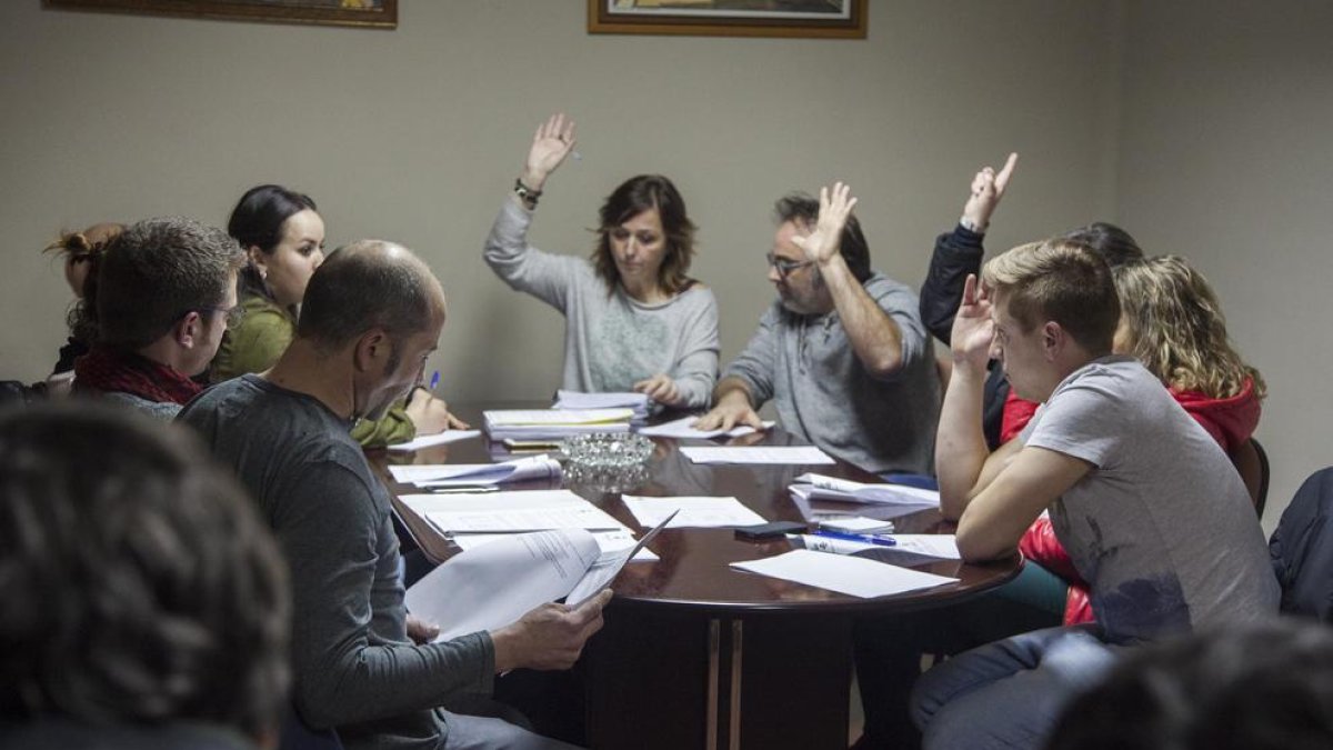 Pleno para aprobar los presupuestos  -  Los presupuestos se aprobaron el pasado miércoles, en una sala de plenos llena de público, con los votos del gobierno de PDeCAT (en la foto) mientras que ERC, en la oposición, votó en contra.