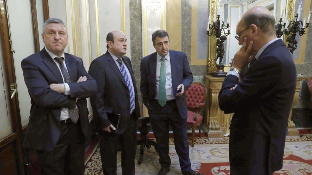 El PNB pacta amb el Govern apujar les pensions l'1,6 % el 2018 i amb l'IPC el 2019
