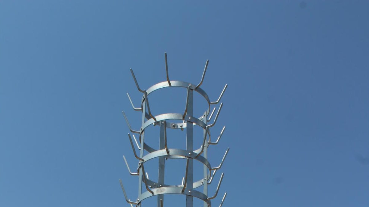 Carlos Pazos, ahir al costat de la seua escultura ‘No et prometo res’.