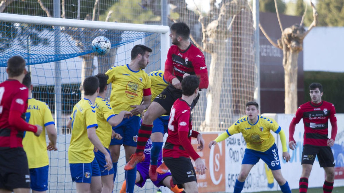 Un jugador de l’EFAC Almacelles remata de cap sense oposició en una de les jugades del partit d’ahir.