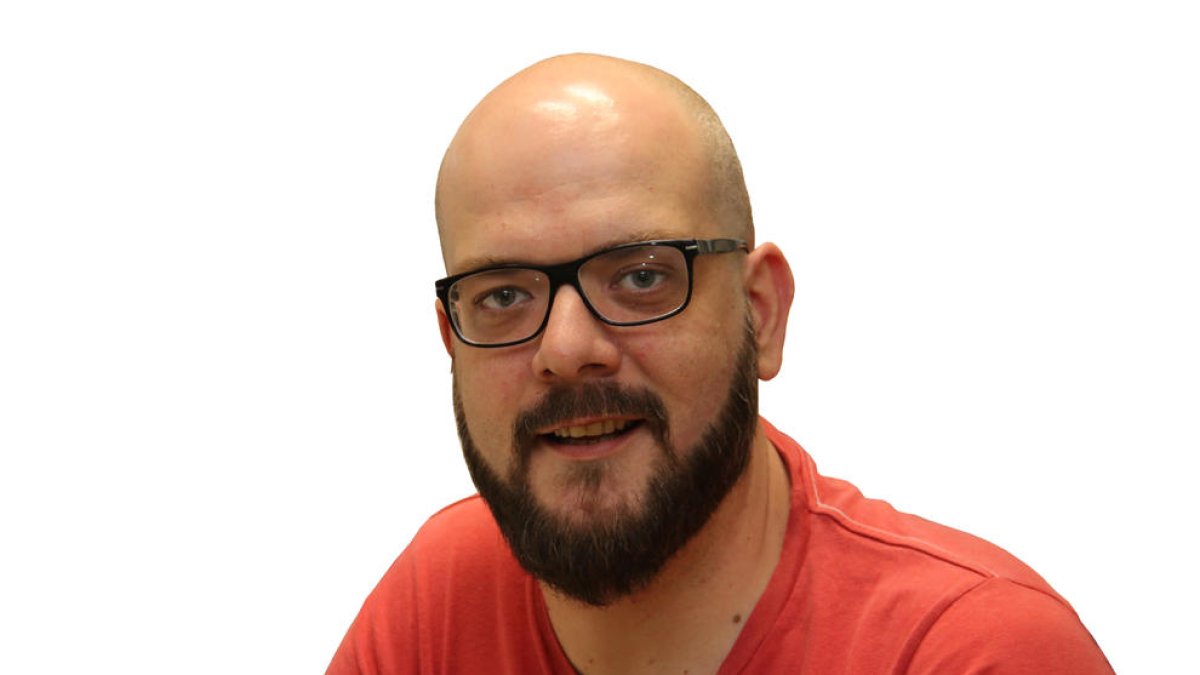 Joan Oriol intenta llegar a un balón a pesar de la oposición de un futbolista azulgrana.