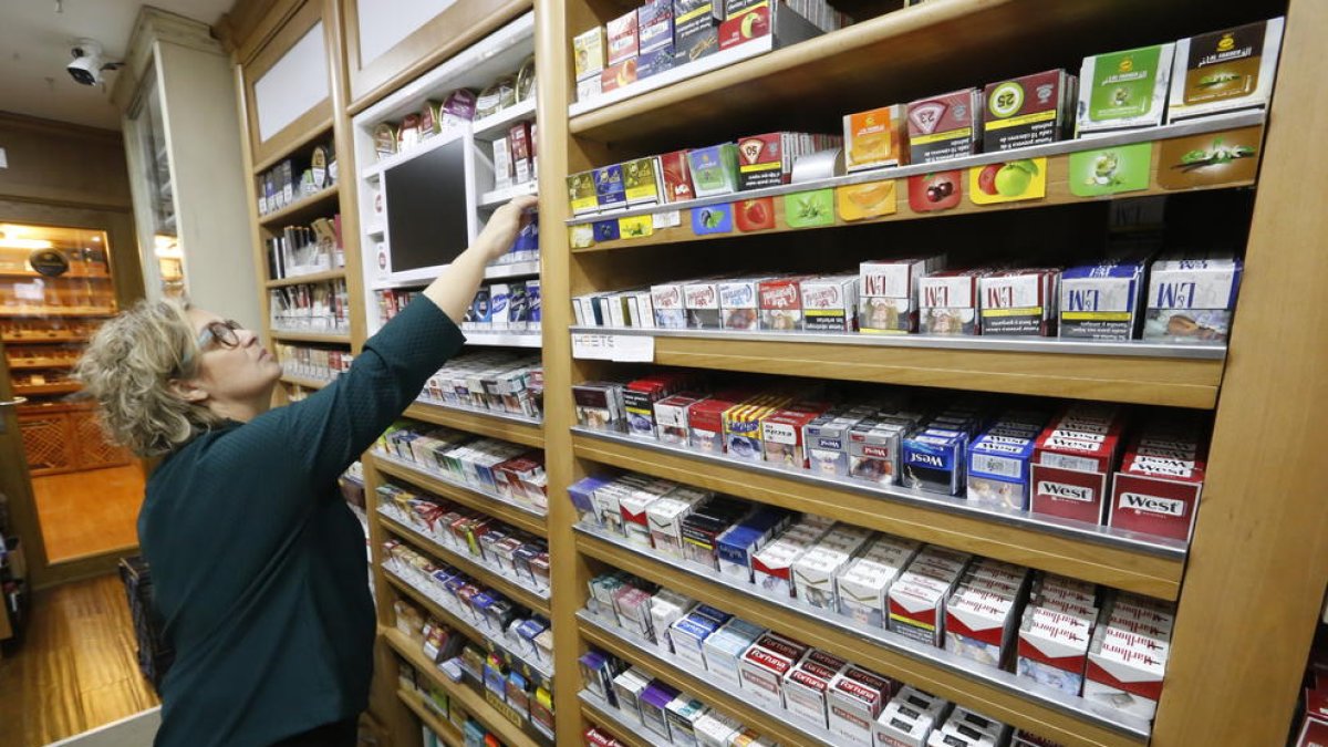 Tabaco en un estanco de la ciudad de Lleida.