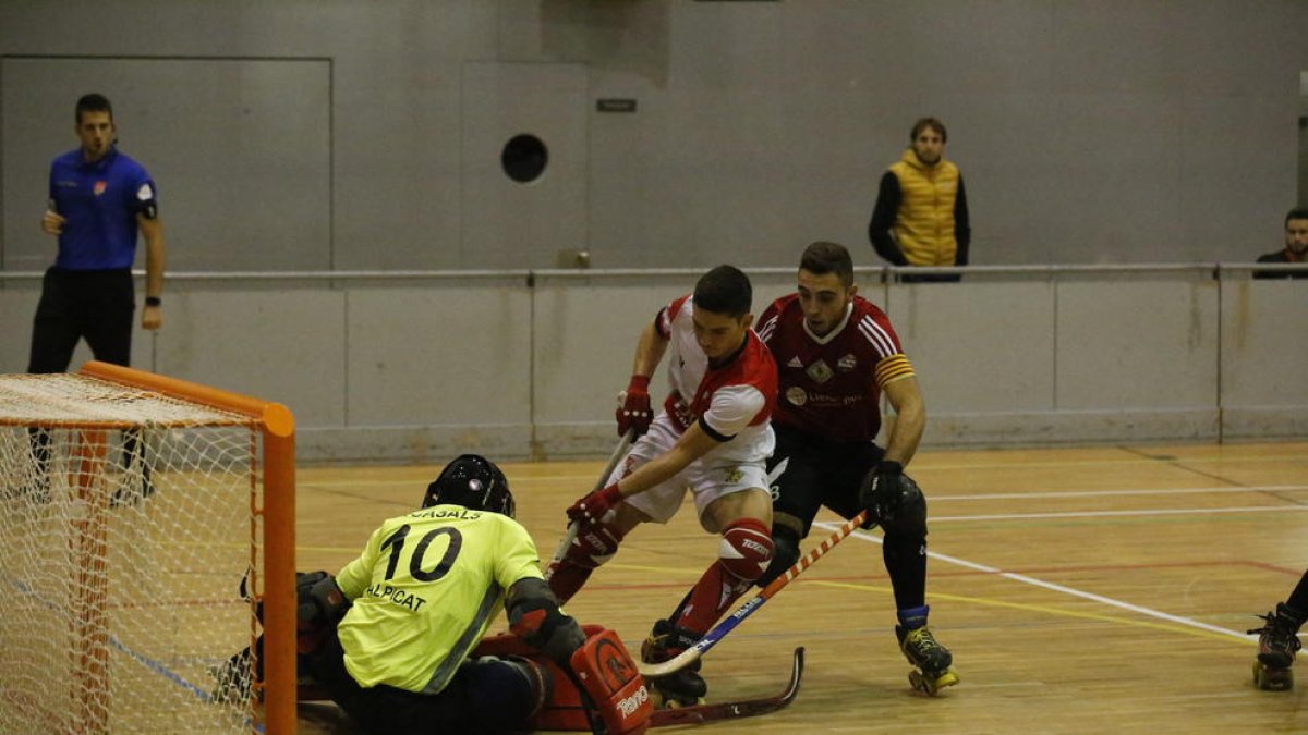 Ricard Casals intenta parar un lanzamiento de un jugador del Shum.