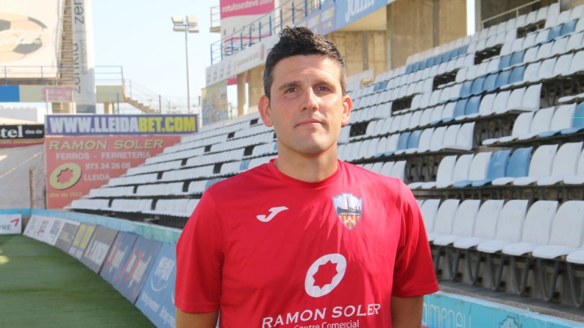 Joan Paredes, al centre de la foto, durant la prova de natació d’una competició Ironman.