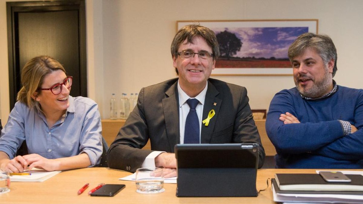 Carles Puigdemont junto a la directora de campaña, Elsa Artadi, y el diputado Albert Batet.