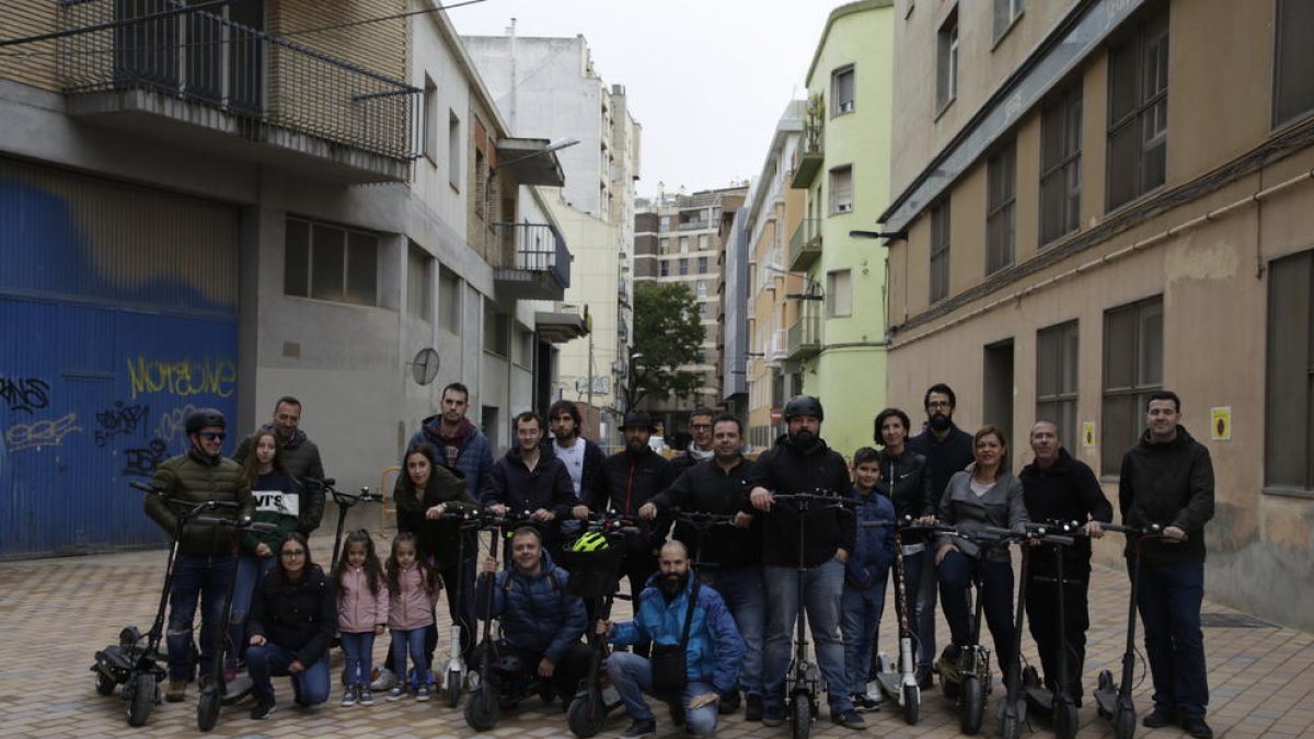 Integrants del col·lectiu VMP Lleida, que habitualment circulen en patinet elèctric per la ciutat.