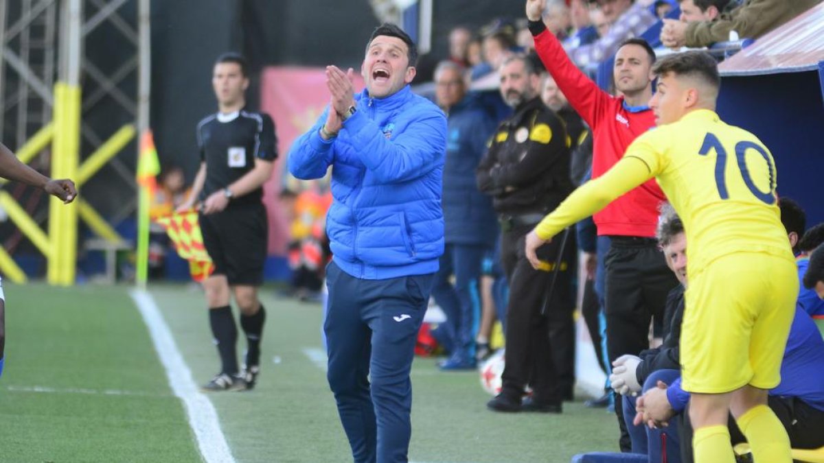 Gerard Albadalejo, dando instrucciones a sus jugadores durante el partido del sábado en Villarreal.