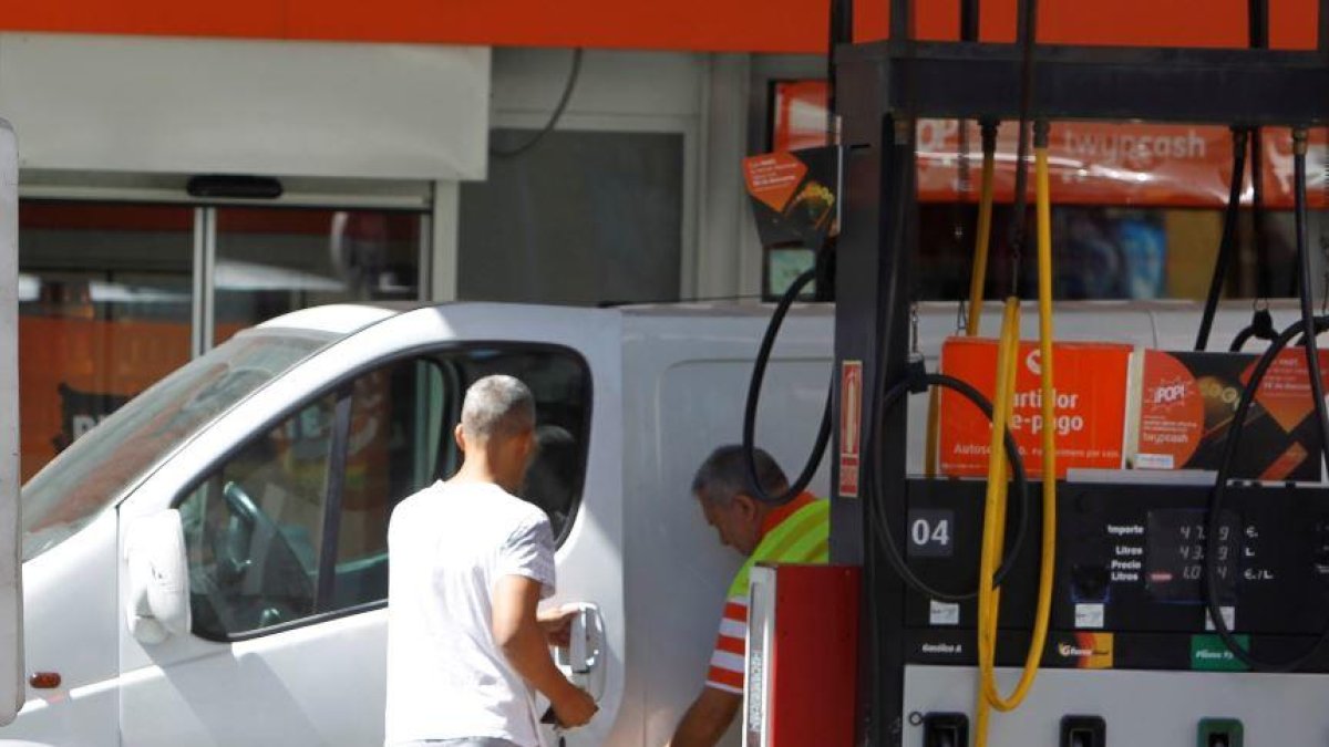 Imatge d’arxiu d’una furgoneta repostant en una estació de servei.