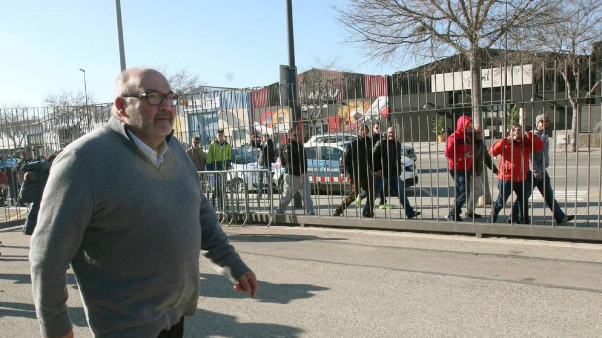 Oliver va rebre insults d’aficionats a l’arribar al club.