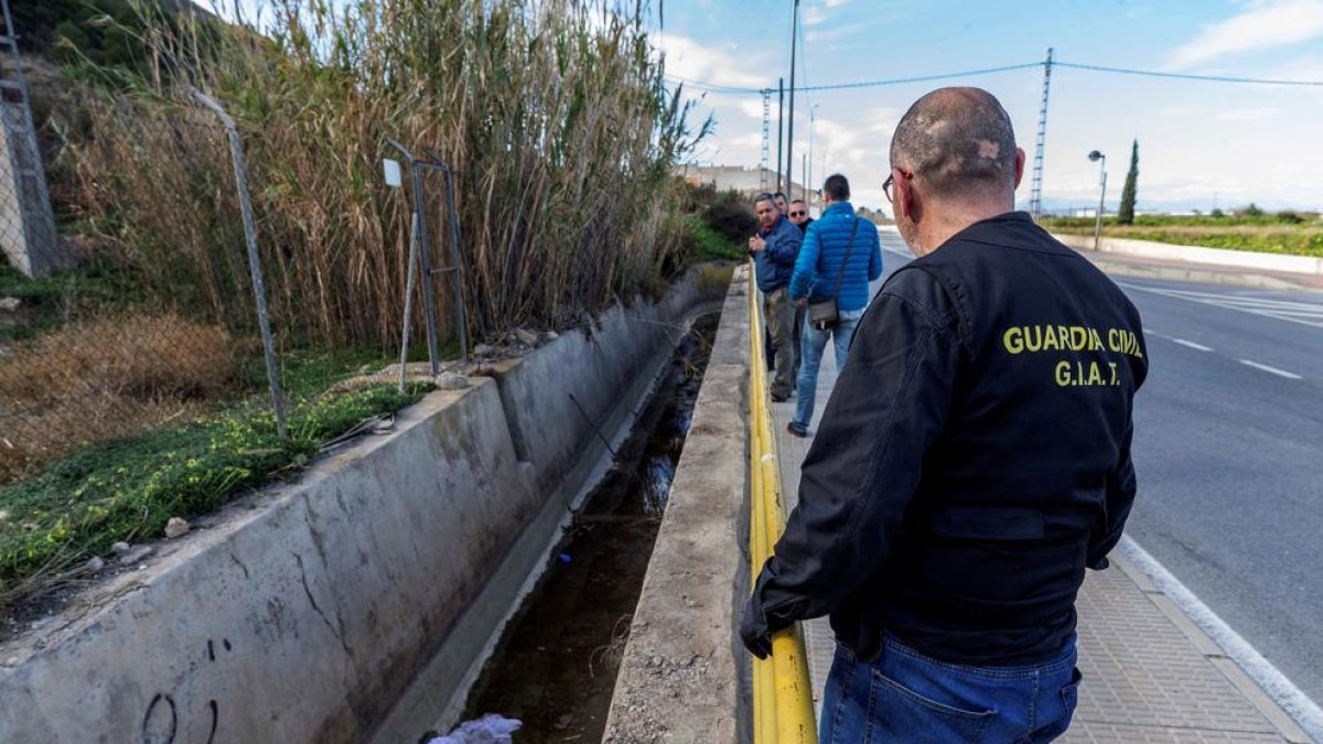 Imagen de la acequia donde apareció el cadáver de la mujer.