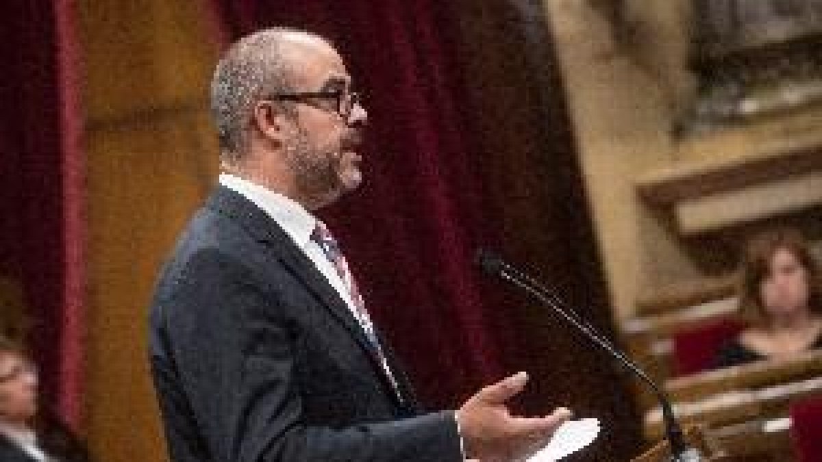 El conseller Buch nombra asesor al mosso que acompañó a Puigdemont en Bruselas