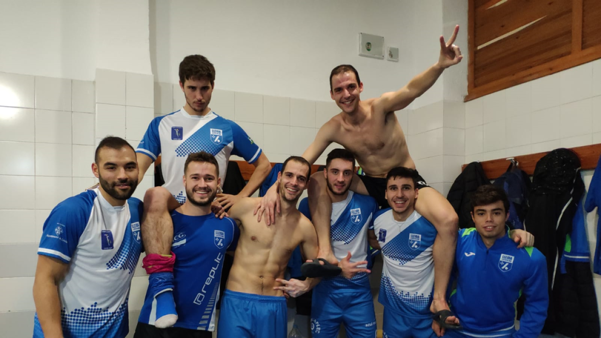 Els jugadors del Lleida Llista celebren la victòria al vestidor.