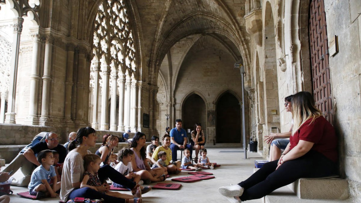 Moment de la lectura de contes, a càrrec de treballadors del consorci, al claustre de la Seu.