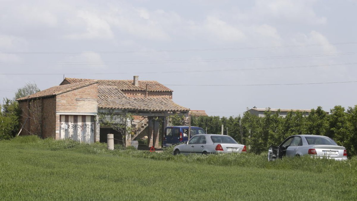 Una torre okupada en la partida de Grenyana que fue usada como taller ilegal y ahora como desguace.