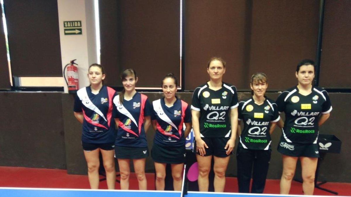 Las jugadoras de los dos equipos antes del inicio del encuentro.