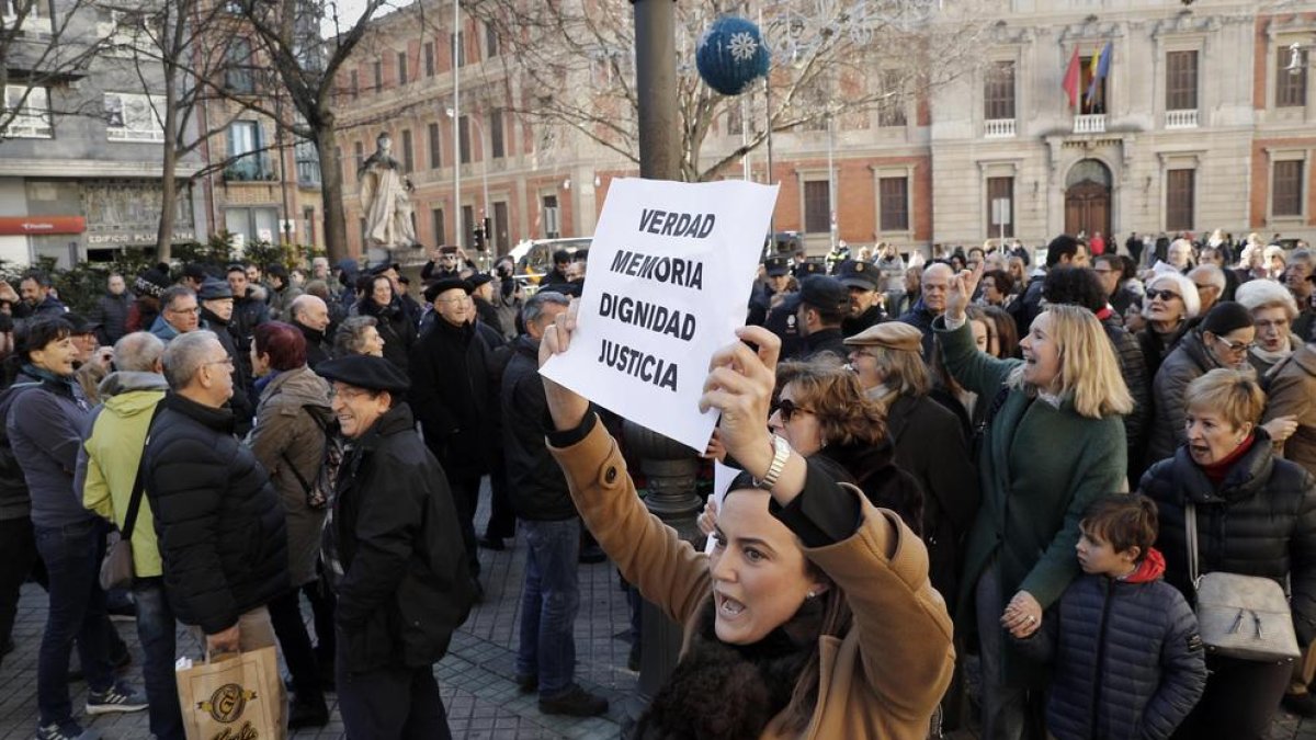 Pamplona vivió momentos de tensión con la organizaciuón de dos actos diametralmente opuestos.