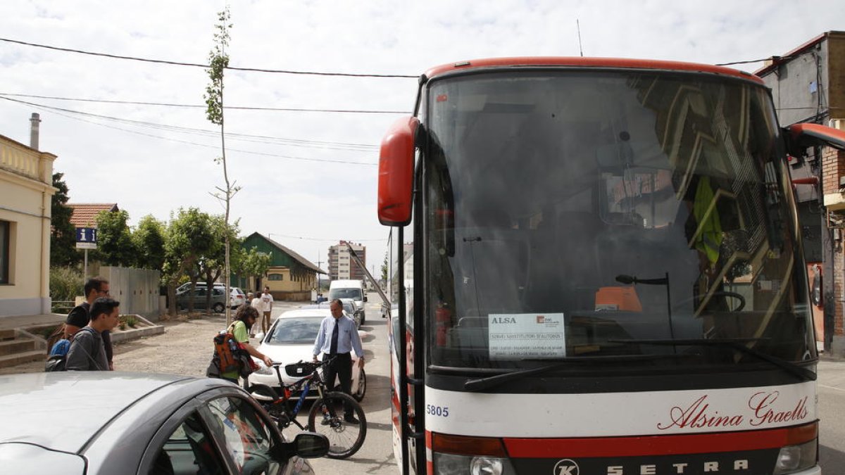 Usuarios cogiendo ayer el bus alternativo entre Balaguer y La Pobla de Segur.