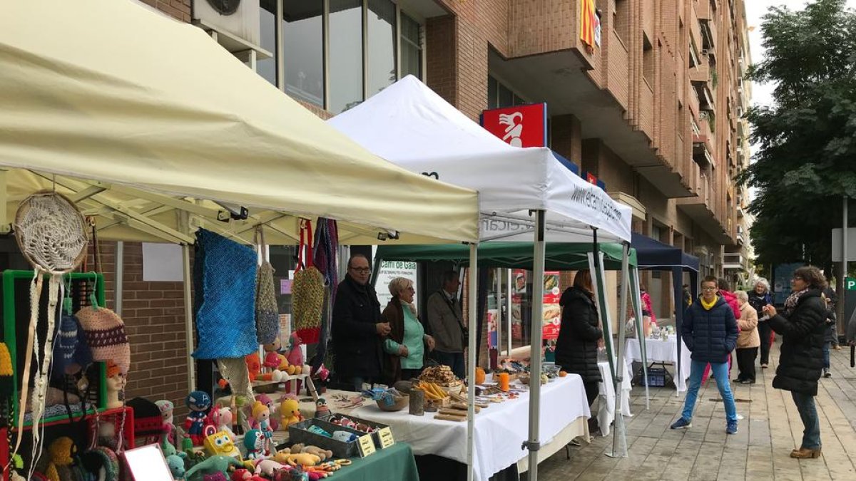Los comerciantes se instalaron en la calle con stands.