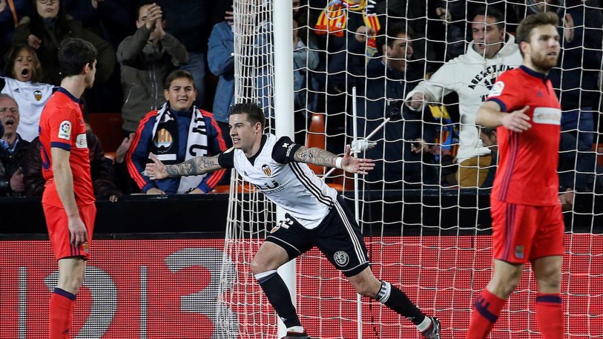Santi Mina celebra el seu segon gol marcat contra la Reial.