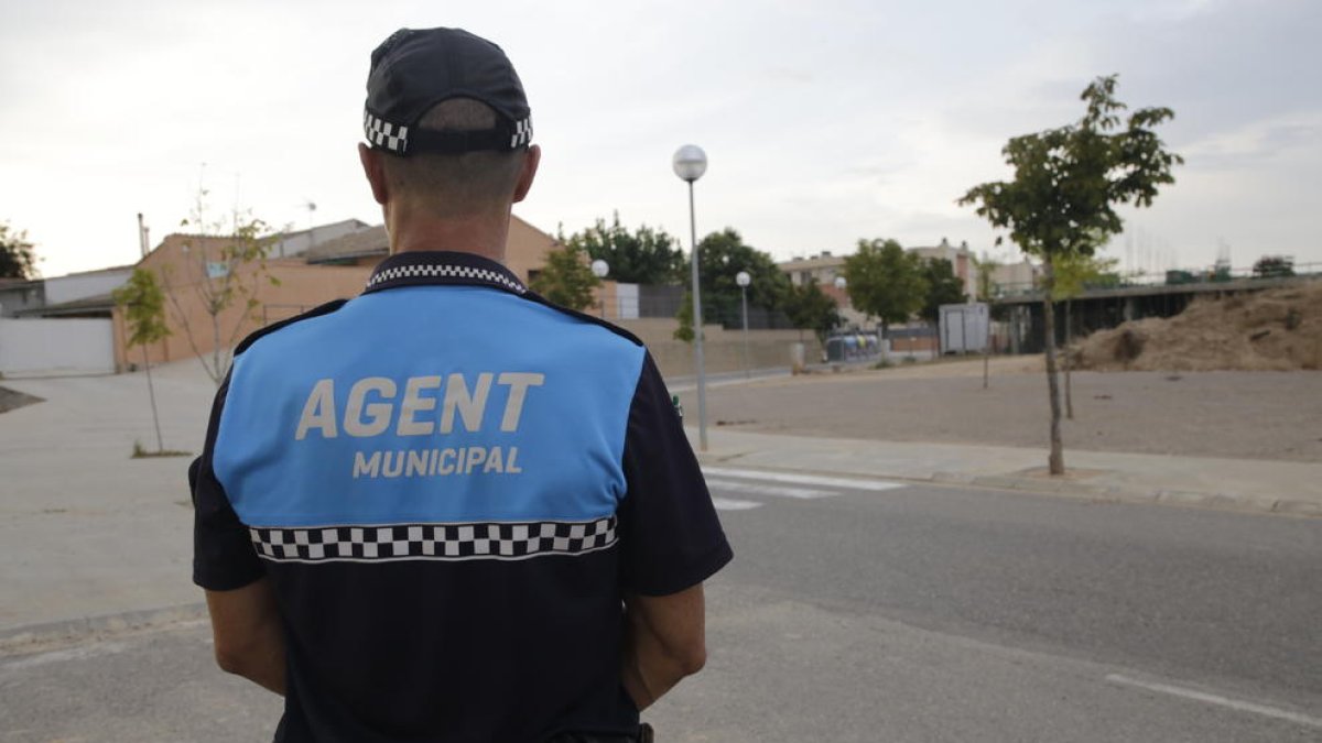 Un agent municipal mentre patrulla pels carrers d’una localitat del Segrià.