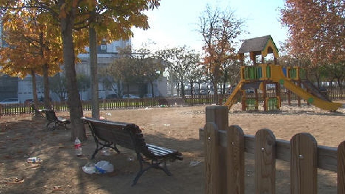 Restos de un ‘botellón’ en un parque infantil de Lleida.