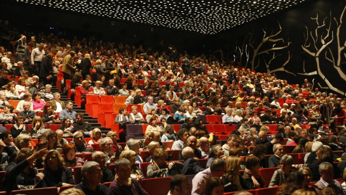 El público llenó hasta la bandera el aforo de la Llotja para seguir la cantata Carmina Burana.