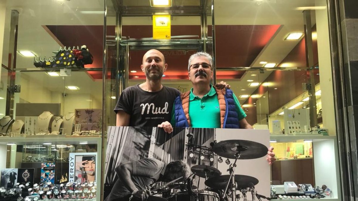El fotógrafo Rafa Ariño y el presidente del Eix, Llorenç González.