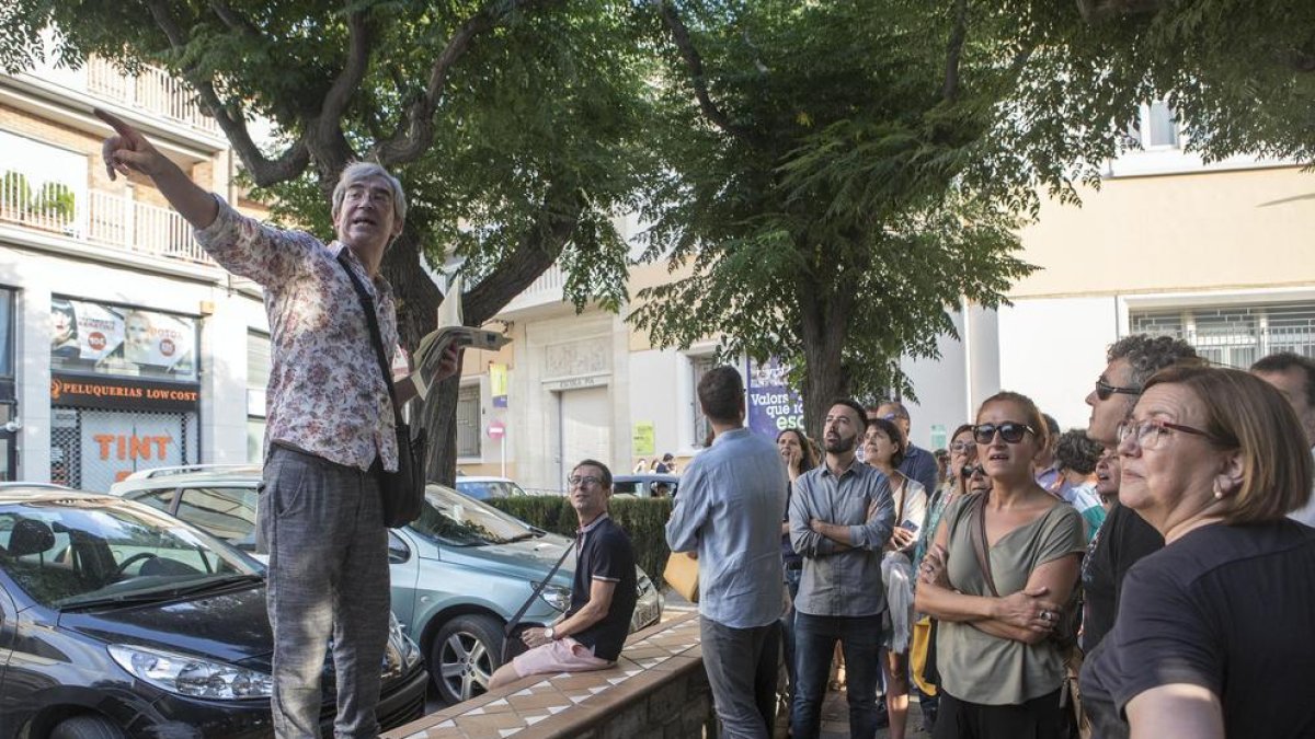 El estudioso de la obra de Manuel de Pedrolo Xavier Garcia guió ayer parte de la ruta literaria dedicada al escritor por Tàrrega.