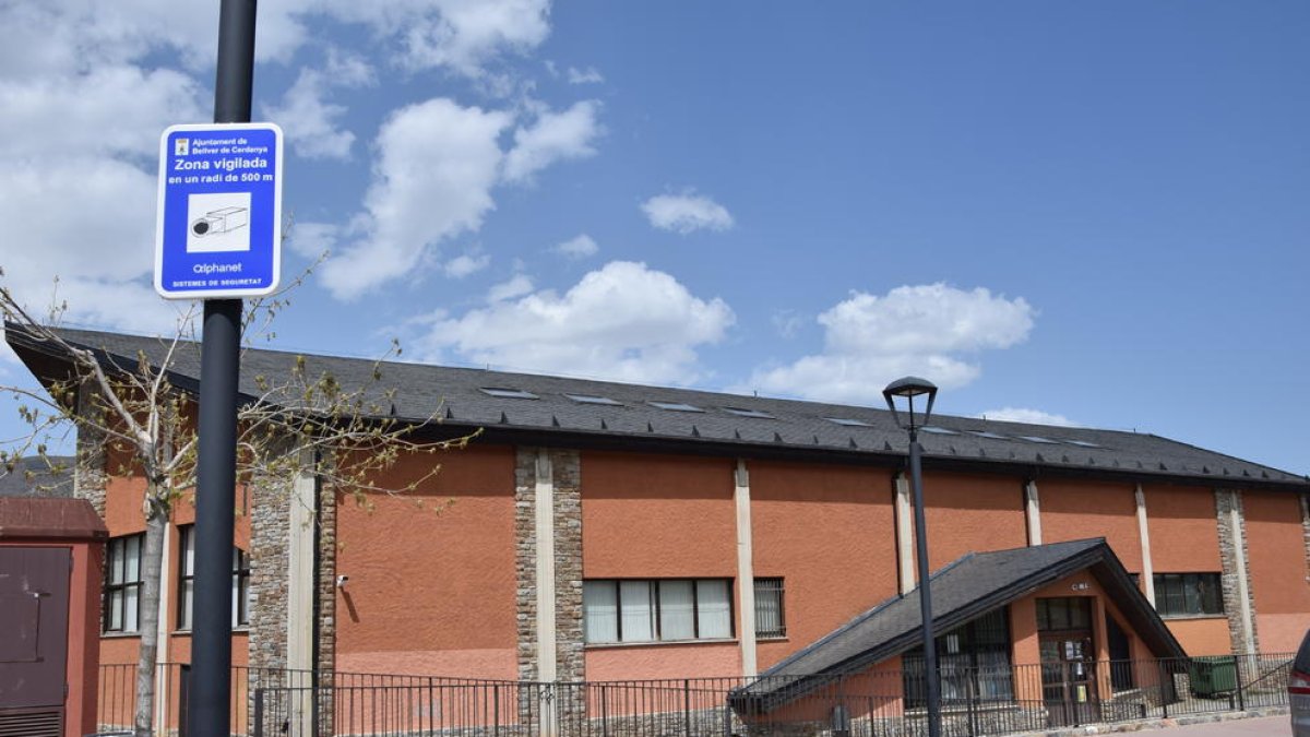 Los carteles y las cámaras que se han instalado en Bellver.