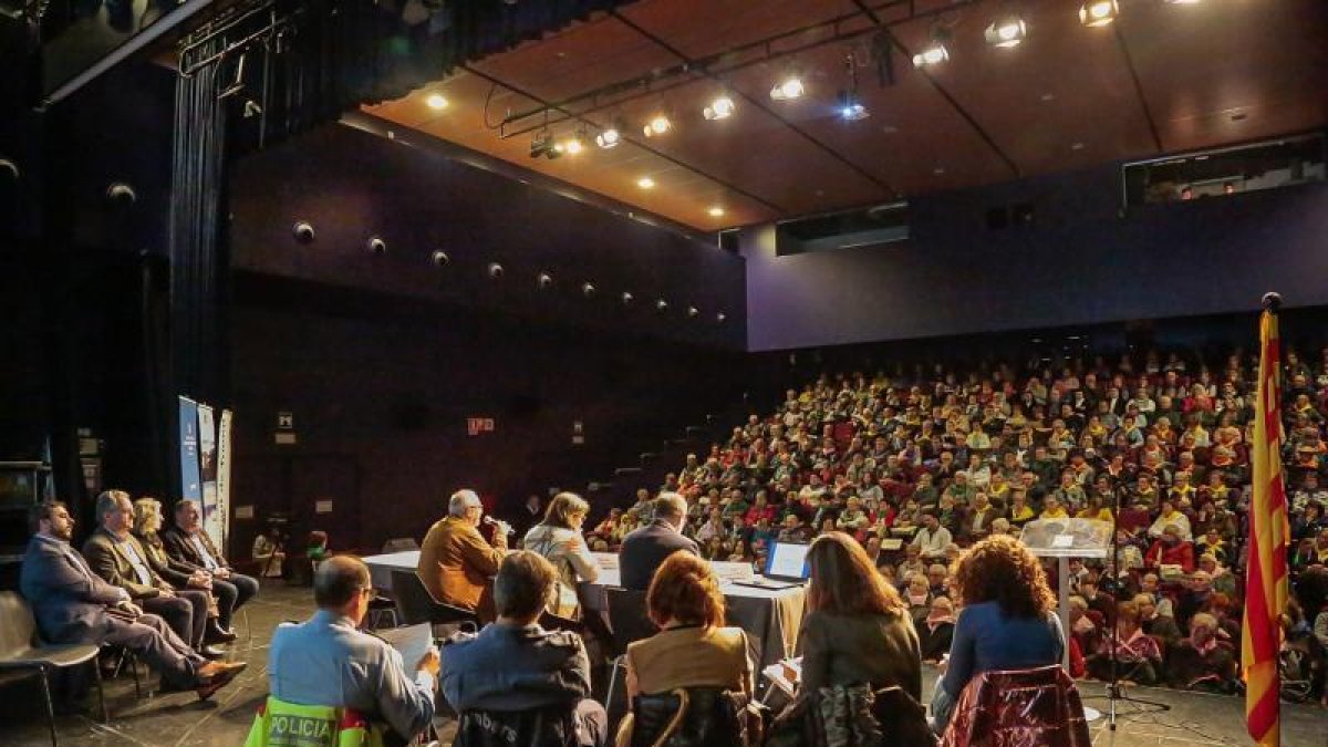 Los asistentes a la jornada en la presentación de los actos por parte de las autoridades.