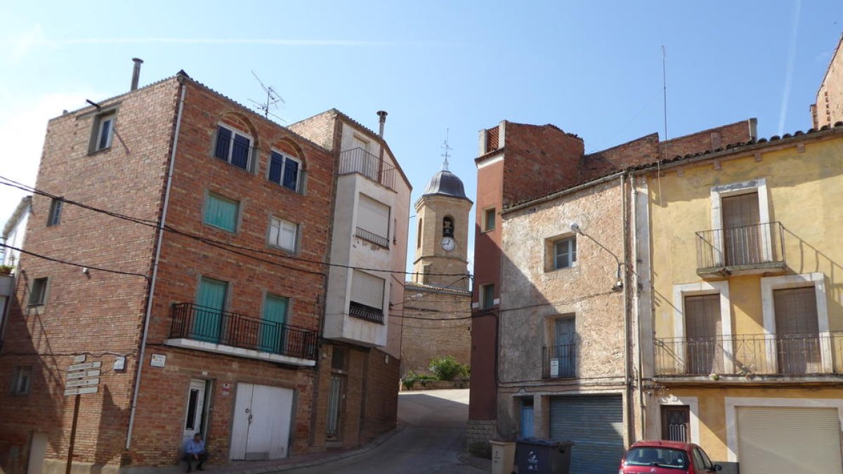 Vista de Bovera con el campanario de la población al fondo.