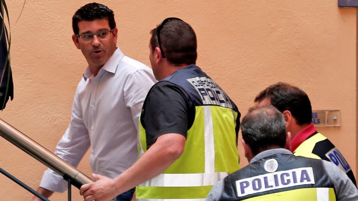 El presidente de la Diputación de Valencia, Jorge Rodríguez, ayer, en el registro en Ontinyent.