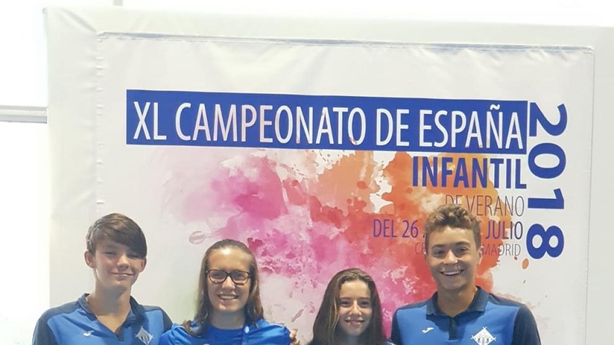 Paula Juste junto a sus compañeros del CN Lleida tras la segunda jornada de los campeonatos.