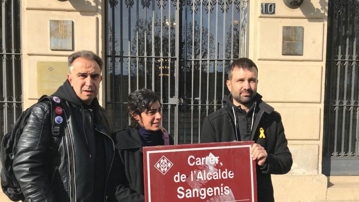 Membres de la Crida mostren la placa abans de portar-la a l’arxiu.