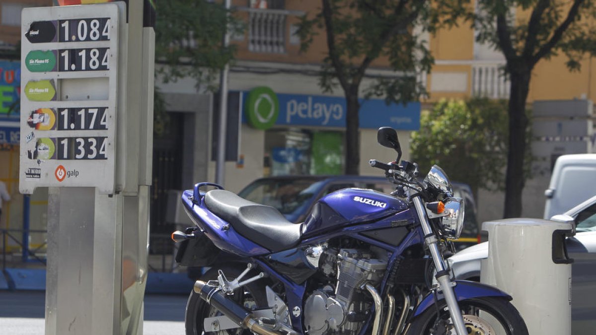 Imagen de una motocicleta en una estación de servicio.