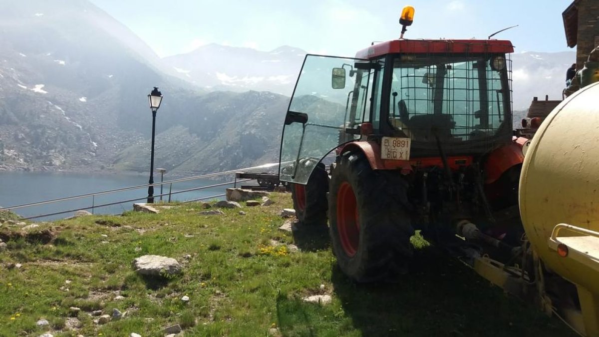 Imatge del tractor que va transportar el contingut de la fossa sèptica al telefèric de la Vall Fosca.