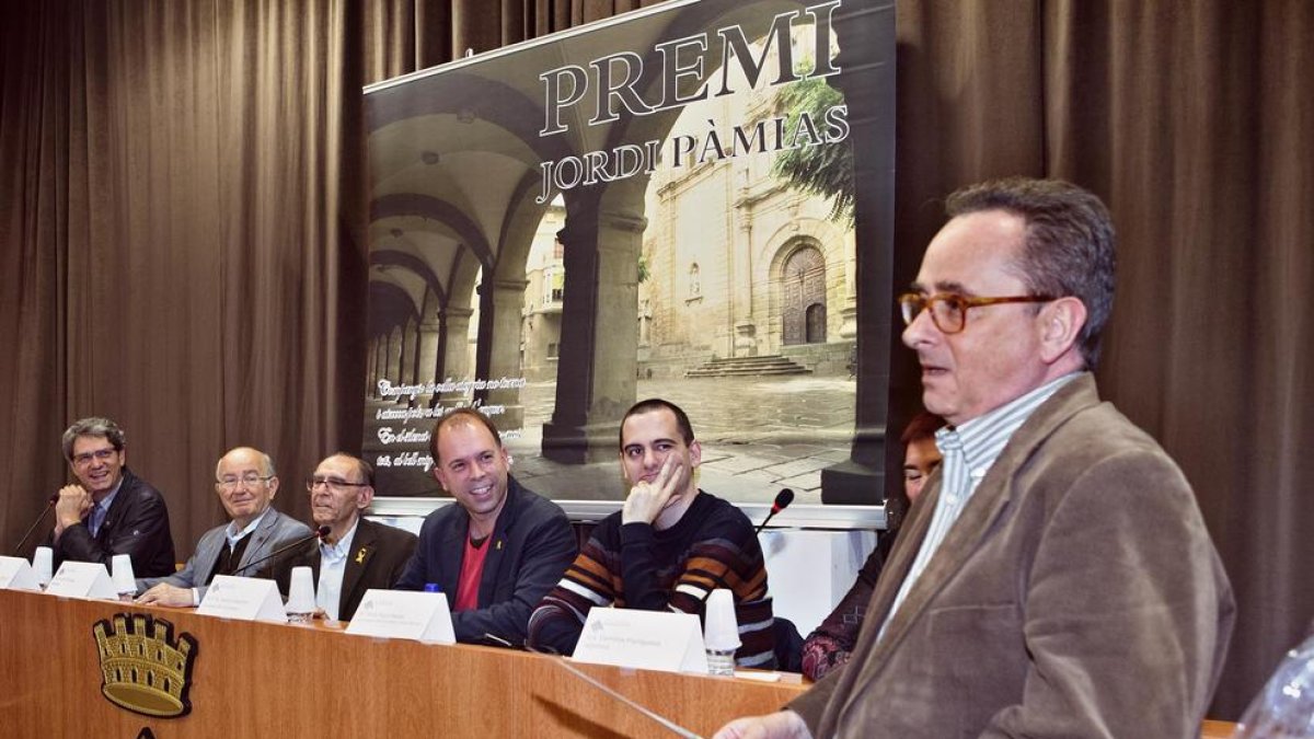 Josep Plana dirigiéndose ayer al público en Guissona.