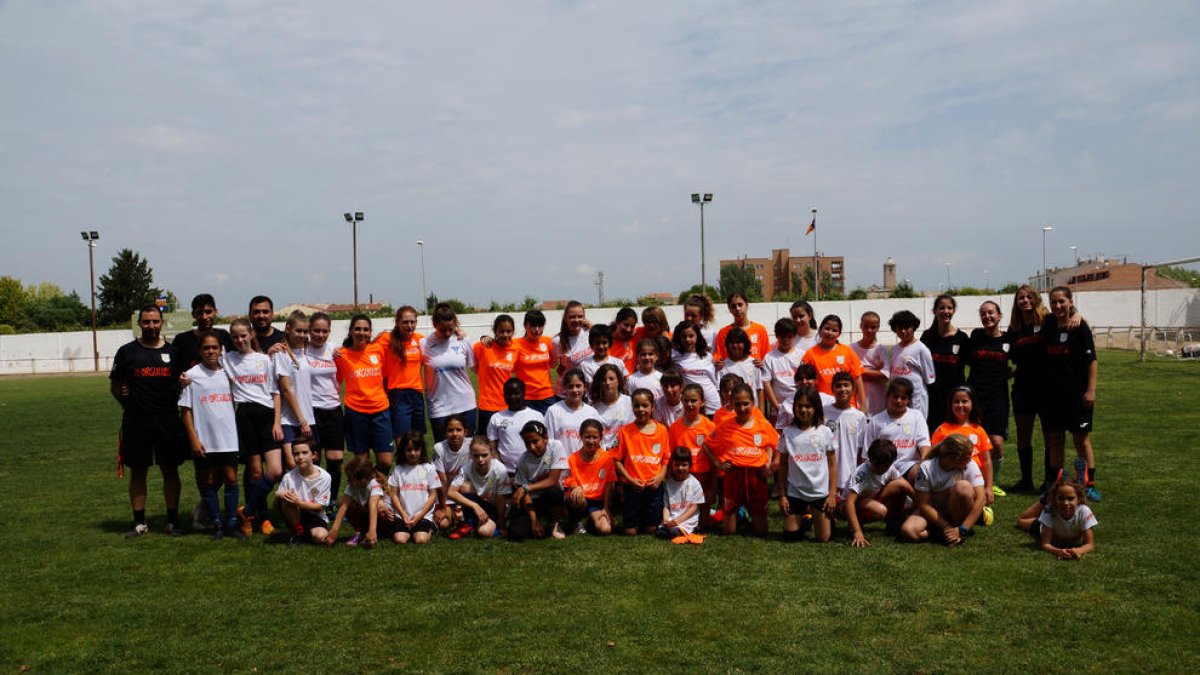 Jornada de futbol femení a Bellvís amb més de 50 jugadores