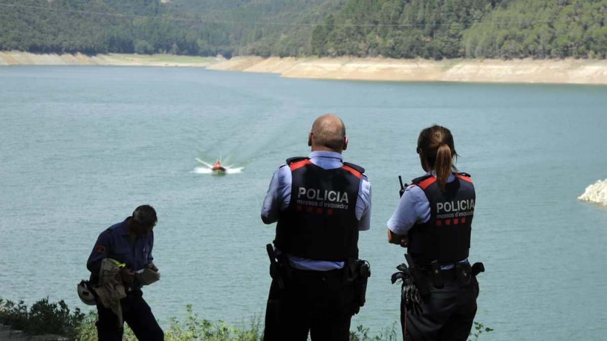 Un motorista va veure el caiac de la parella desapareguda a Susqueda punxat i amb 3 pedres