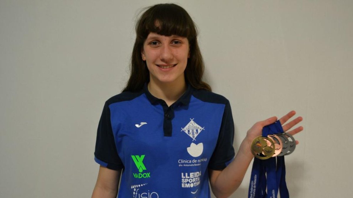 Paula Juste posa con las cuatro medallas conseguidas en Gijón.
