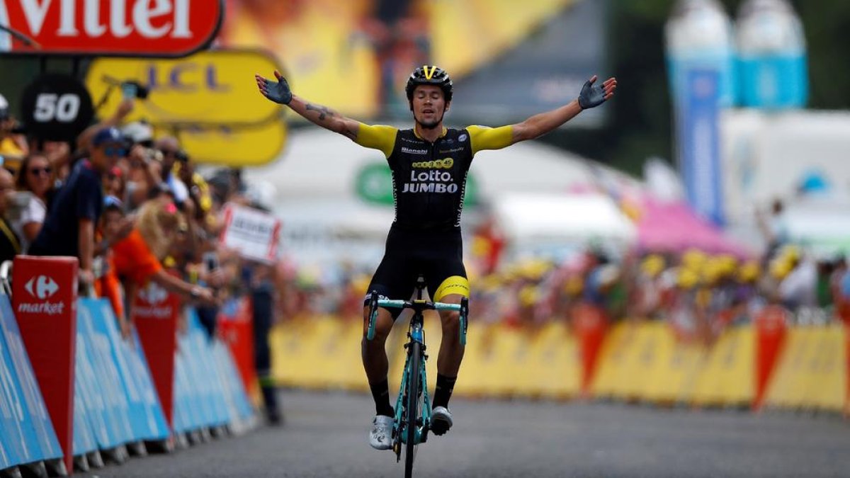 El esloveno Primoz Roglic celebra su triunfo de etapa y la tercera posición en la clasificación general.