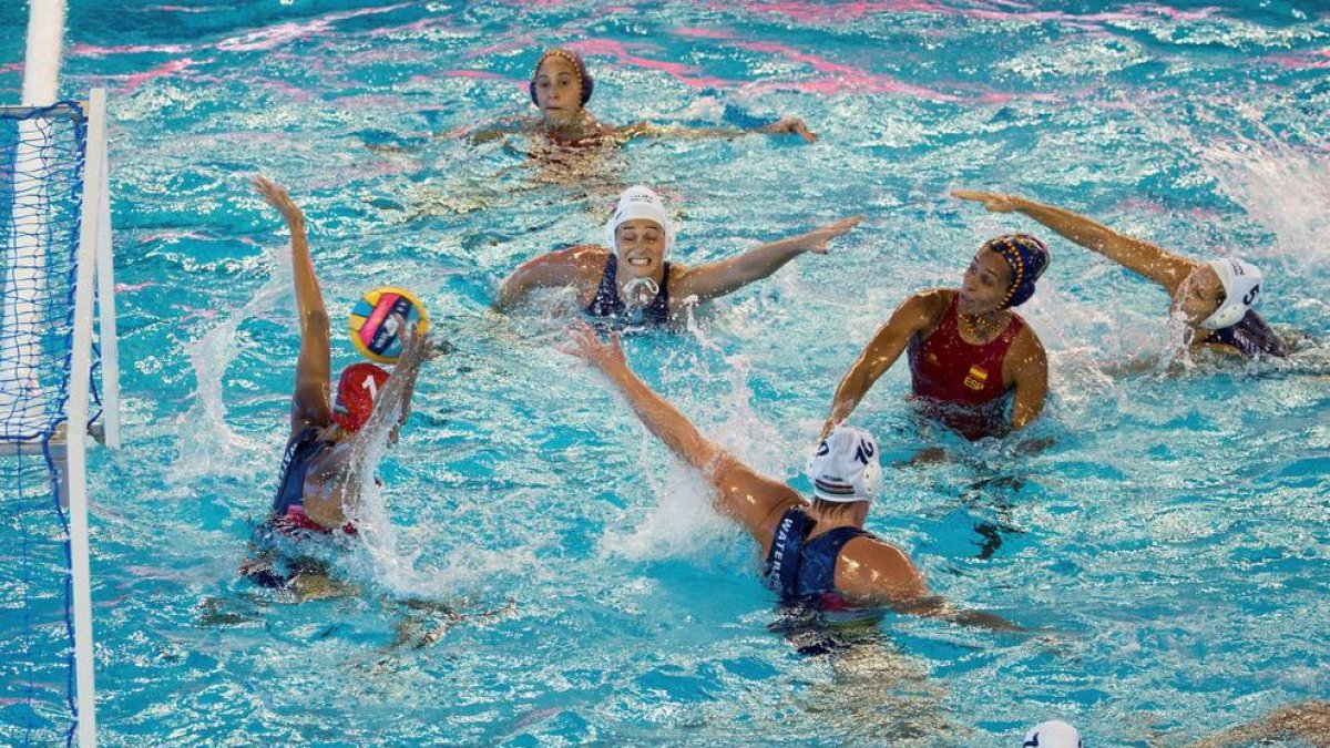 España consiguió el bronce con una exhibición (6-12) ante 4.000 aficionados reunidos en la Picornell.