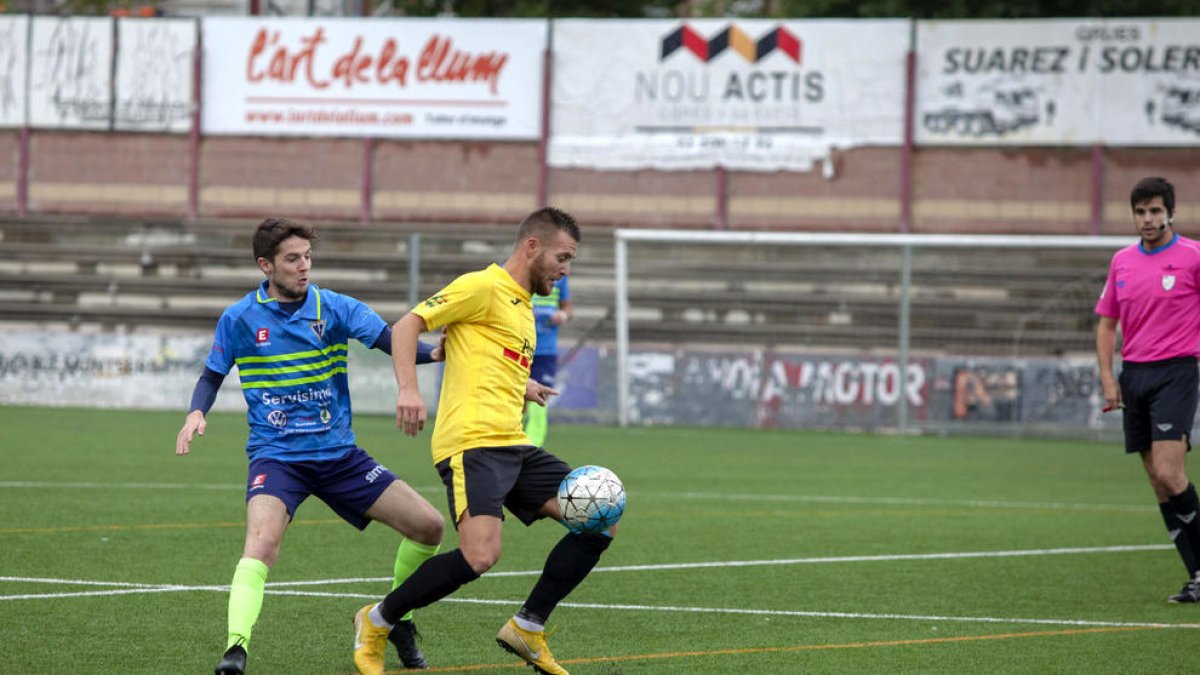 Una acció del partit d’ahir entre l’Igualada i el Mollerussa.