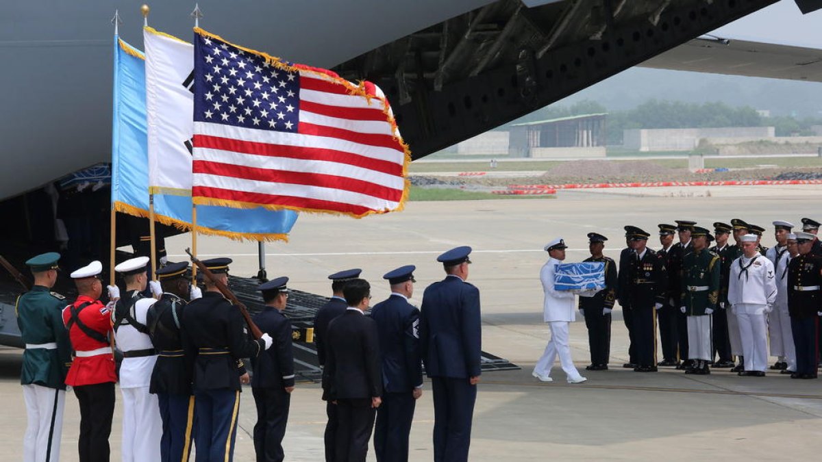 Traslado de restos de soldados de EEUU muertos en Corea, ayer.