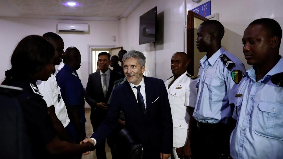 Grande-Marlaska va visitar el Centre de Coordinació operacional del port de Dakar, Senegal.